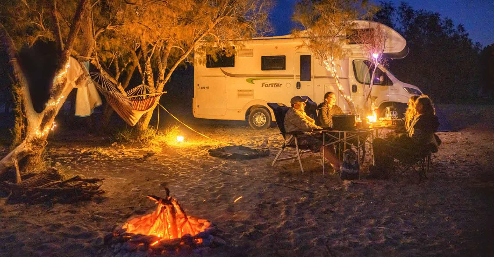 Reisemobil bei gemütlichem Abend